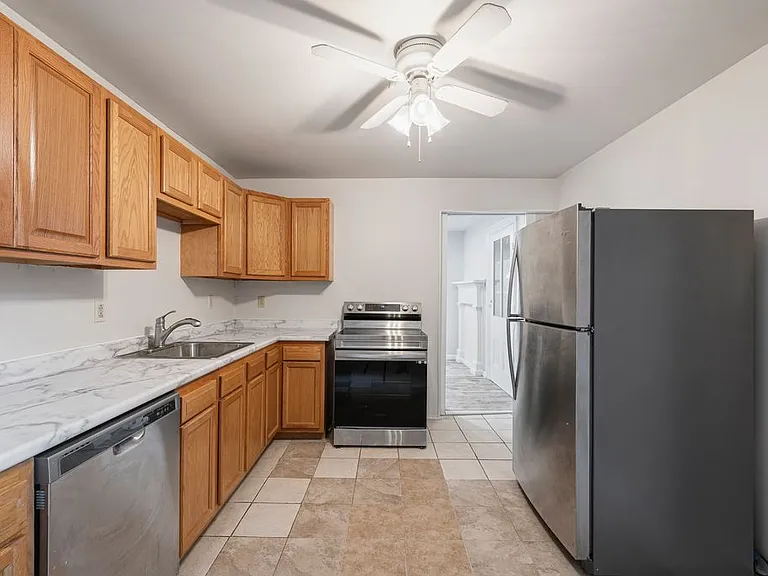 2129 Sarah St — Photo 10