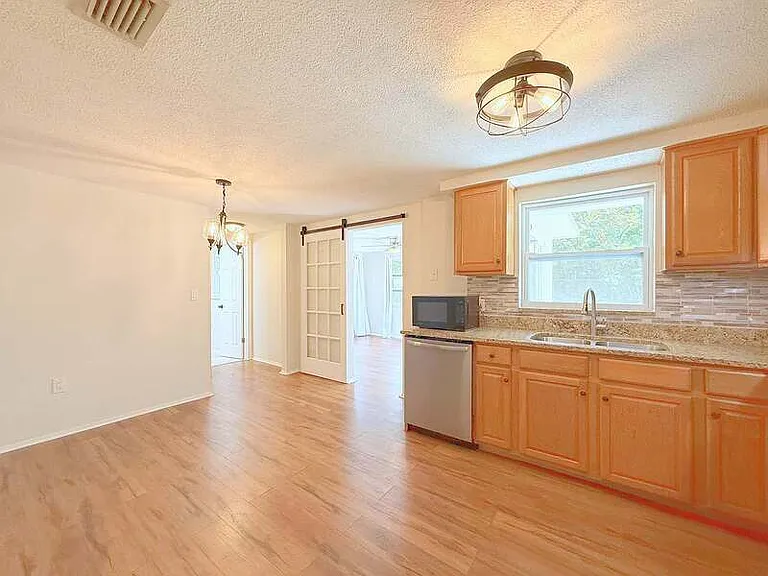15839 Villa Dr — Photo 11