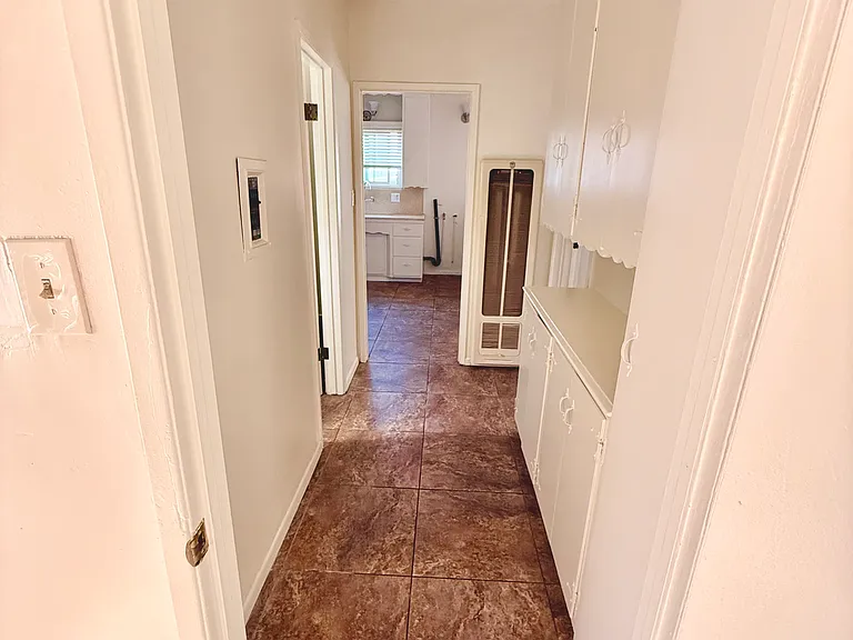 2628 Iowa Ave — Photo 7