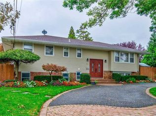 54 Meadow Ln, Hicksville, NY 11801
