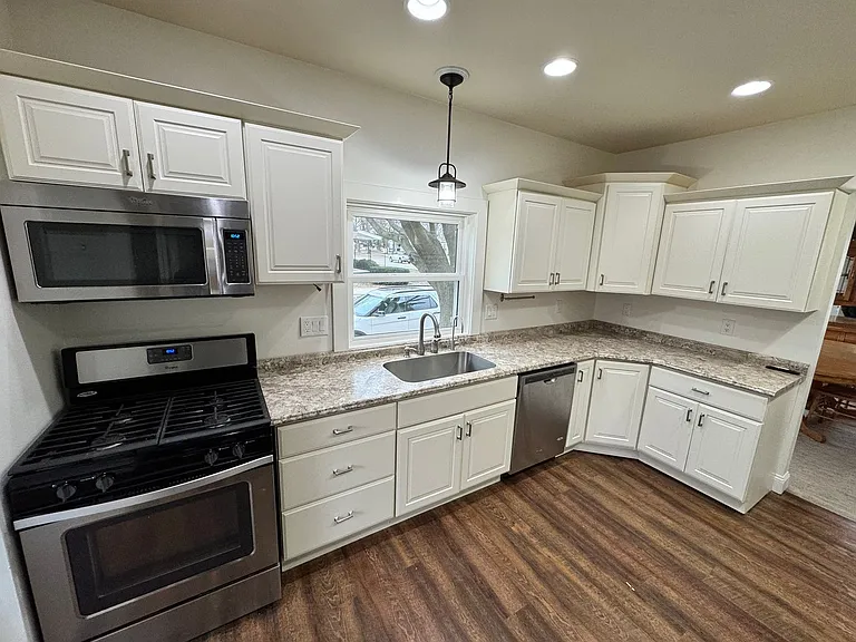 417 Albany Ave NE — Photo 2
