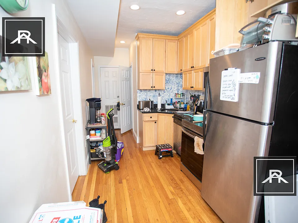 75 Thatcher St #302
