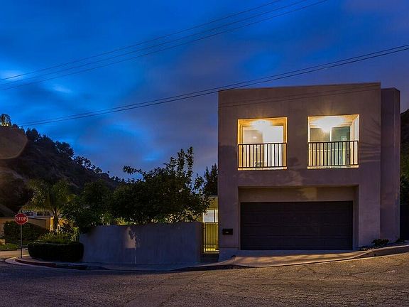 Wrap around corner lot with no neighbor