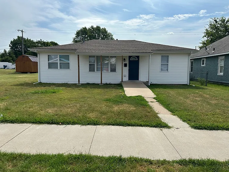 2211 S Sergeant Ave — Photo 1