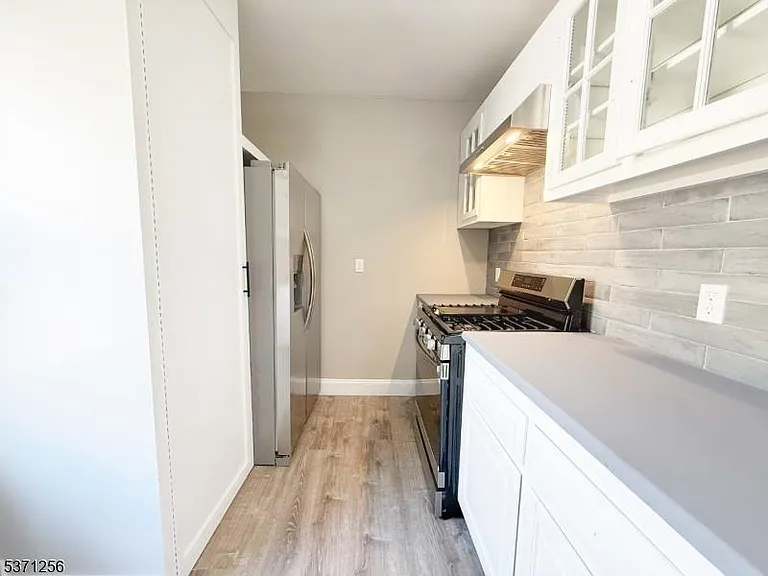 166 Washington Pl — Photo 4