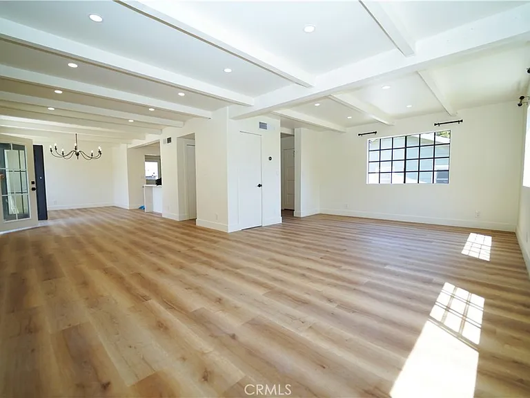2615 Manhattan Ave — Photo 4