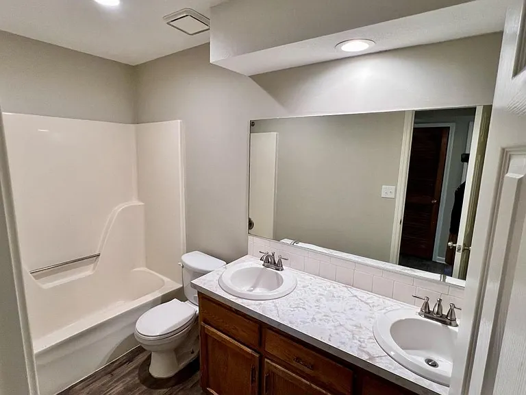 201 N Clark St #1 — Photo 12