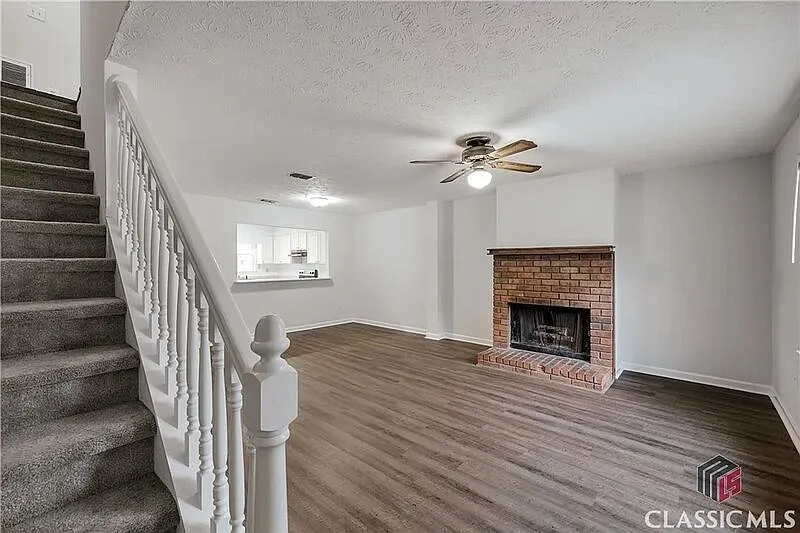 2 bed, 1.5 bath, 1292 sqft, $1,300 — Photo 2