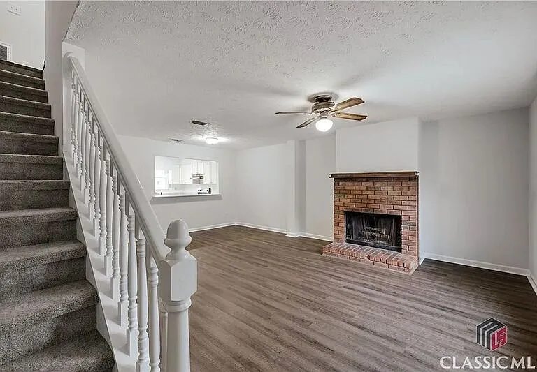 209 Highland Park Dr — Photo 3
