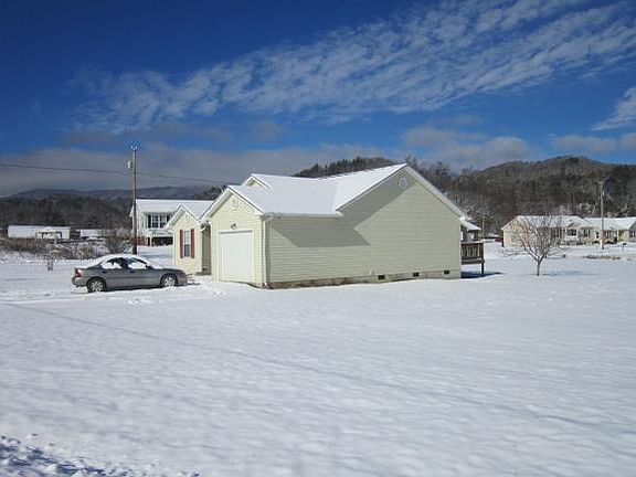 3rd image of 310 Lily Ln