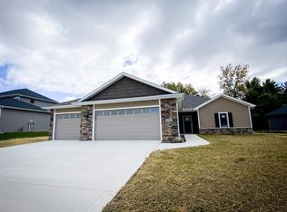 1902 Fairway Dr, Auburn, IN 46706