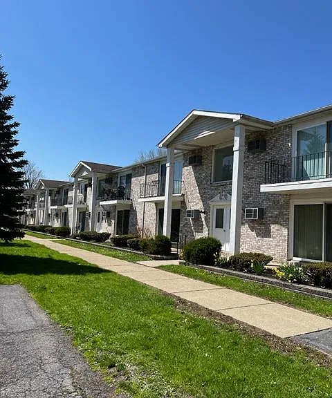 Meadowlawn Apartments — Photo 1