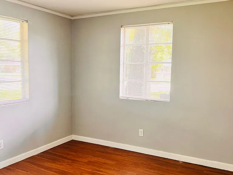901 Central Dr — Photo 3