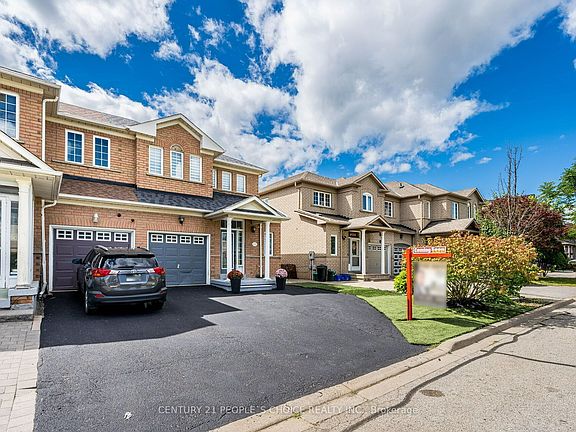 3rd image of 211 Wildberry Cres