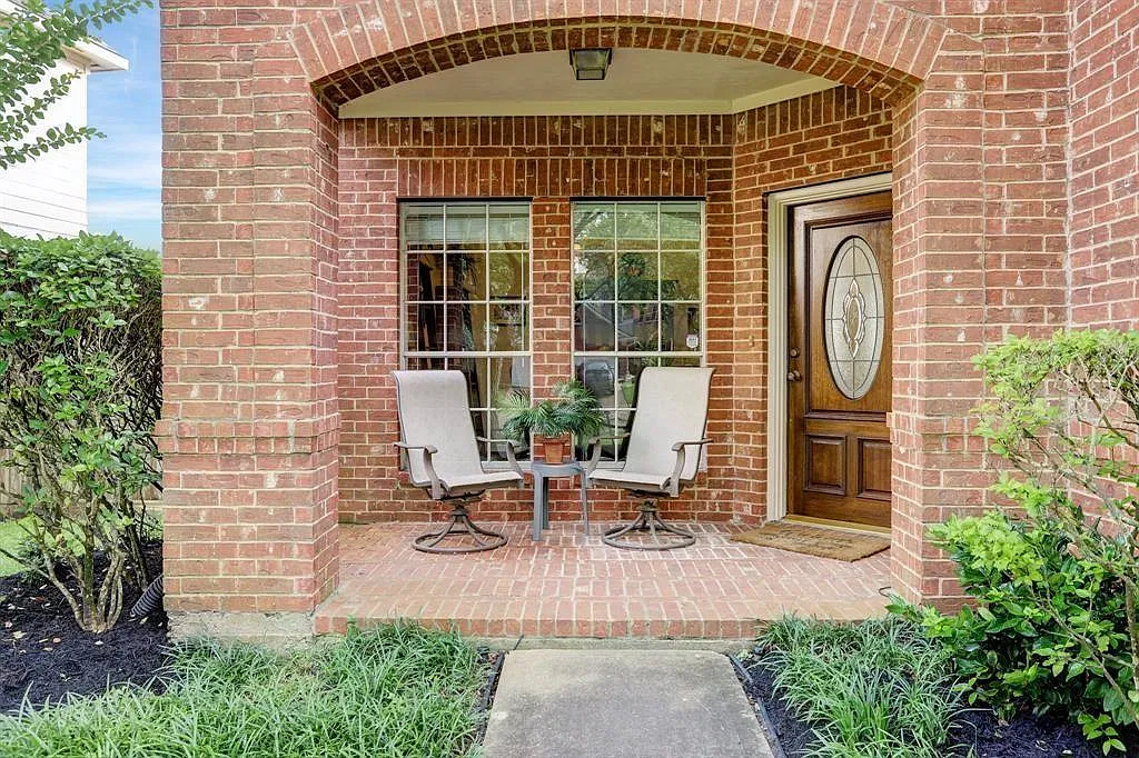 3 bed, 2.5 bath, 2420 sqft, $2,400 — Photo 2