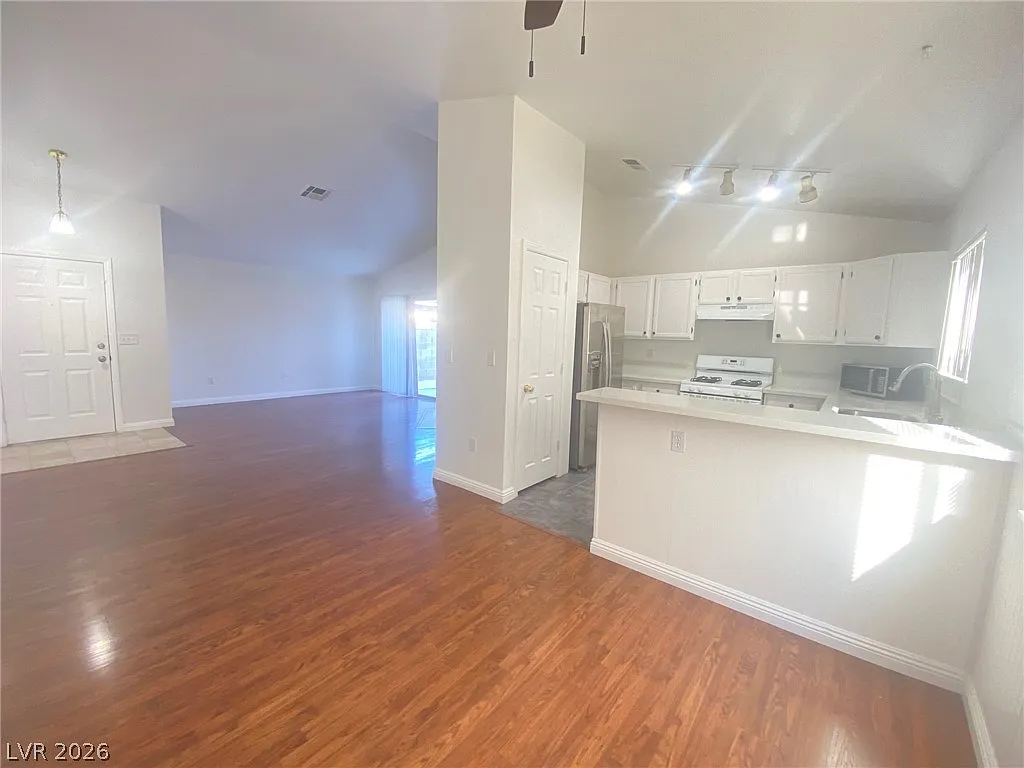 2 bed, 1147 sqft, $1,900 — Photo 4