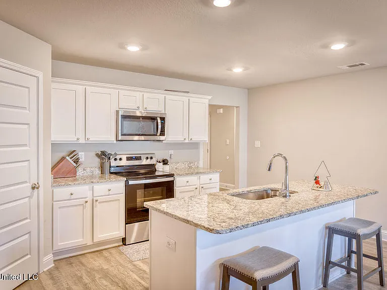 6476 Eastland Cir — Photo 12