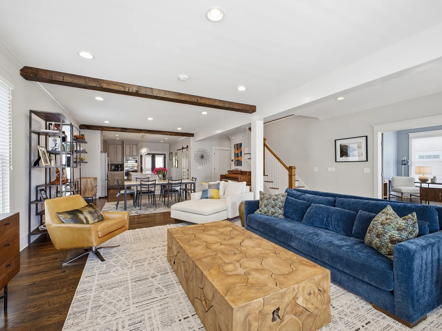 5 bed, 4.5 bath, 4174 sqft, $6,000 — Photo 4