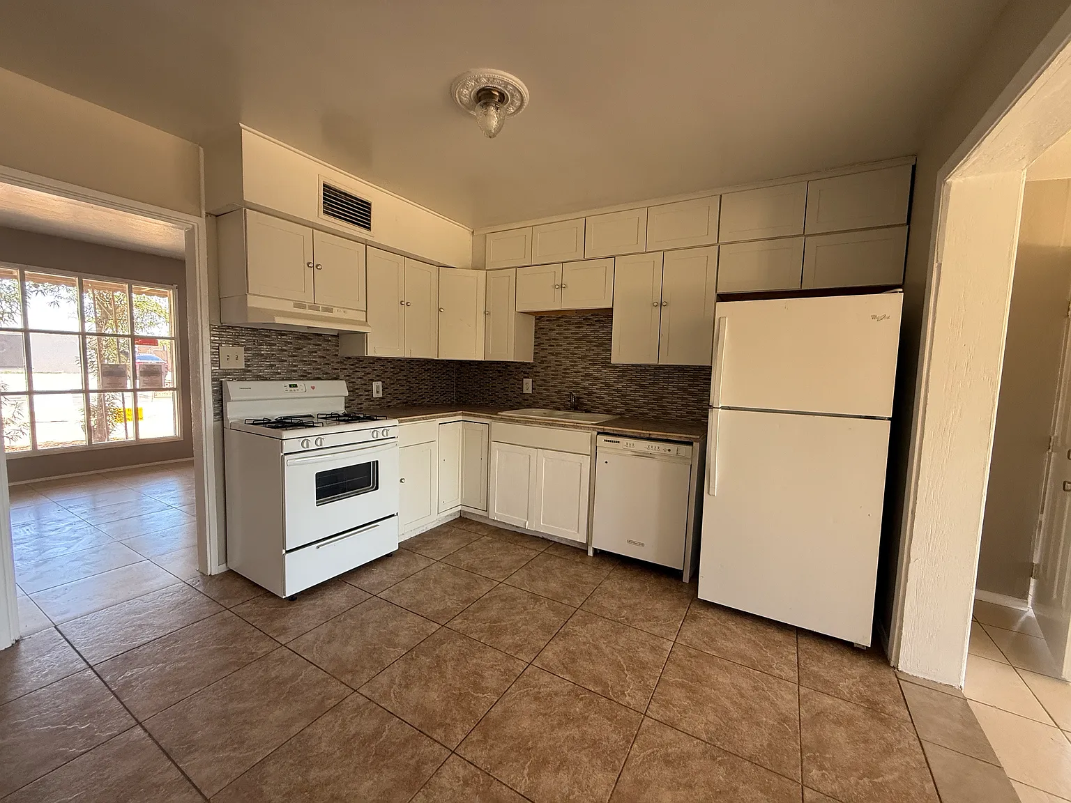 4 bed, 1702 sqft, $1,895 — Photo 2