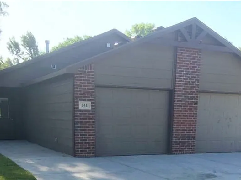 540 N Doris St — Photo 1