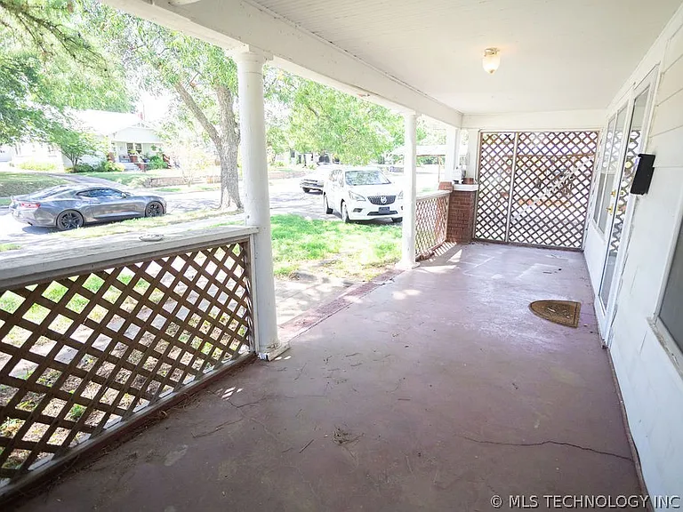 1147 S Florence Ave — Photo 10