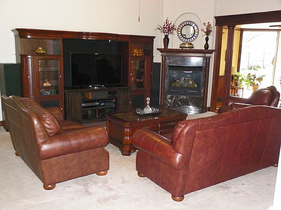 Living Room w Fireplace