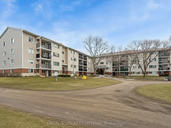 6532 Bilberry Dr #109, Ottawa, ON K1C 4N9