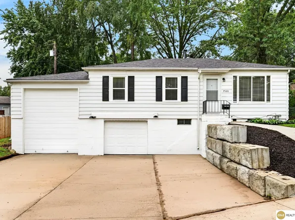 7520 Terry Dr, La Vista, NE 68128
