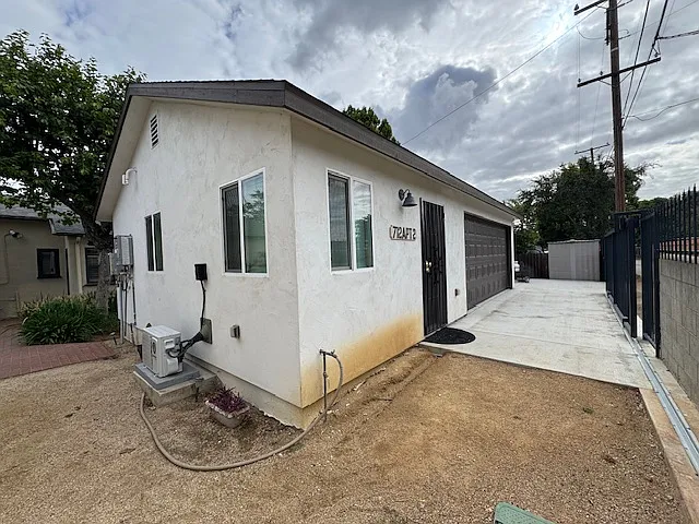 Building Photo - 712 W 11th St #2
