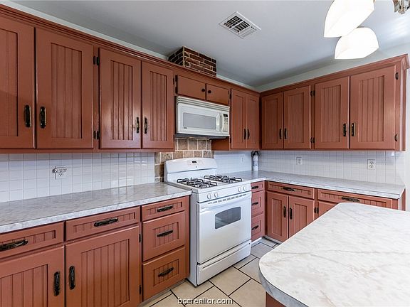 5th image of 106 N Minden St