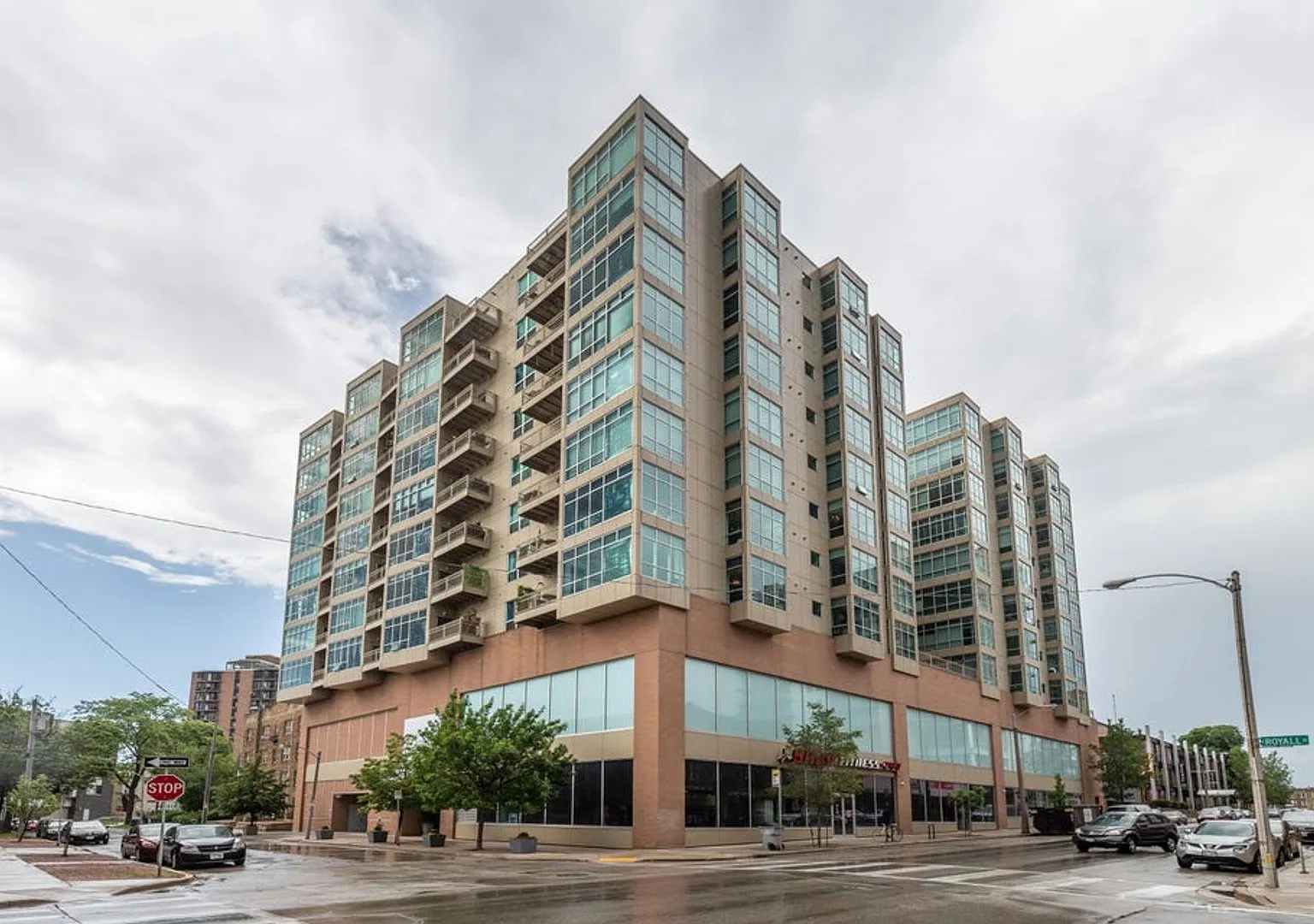 Luxury Top-Floor Condo for Rent — Photo 1