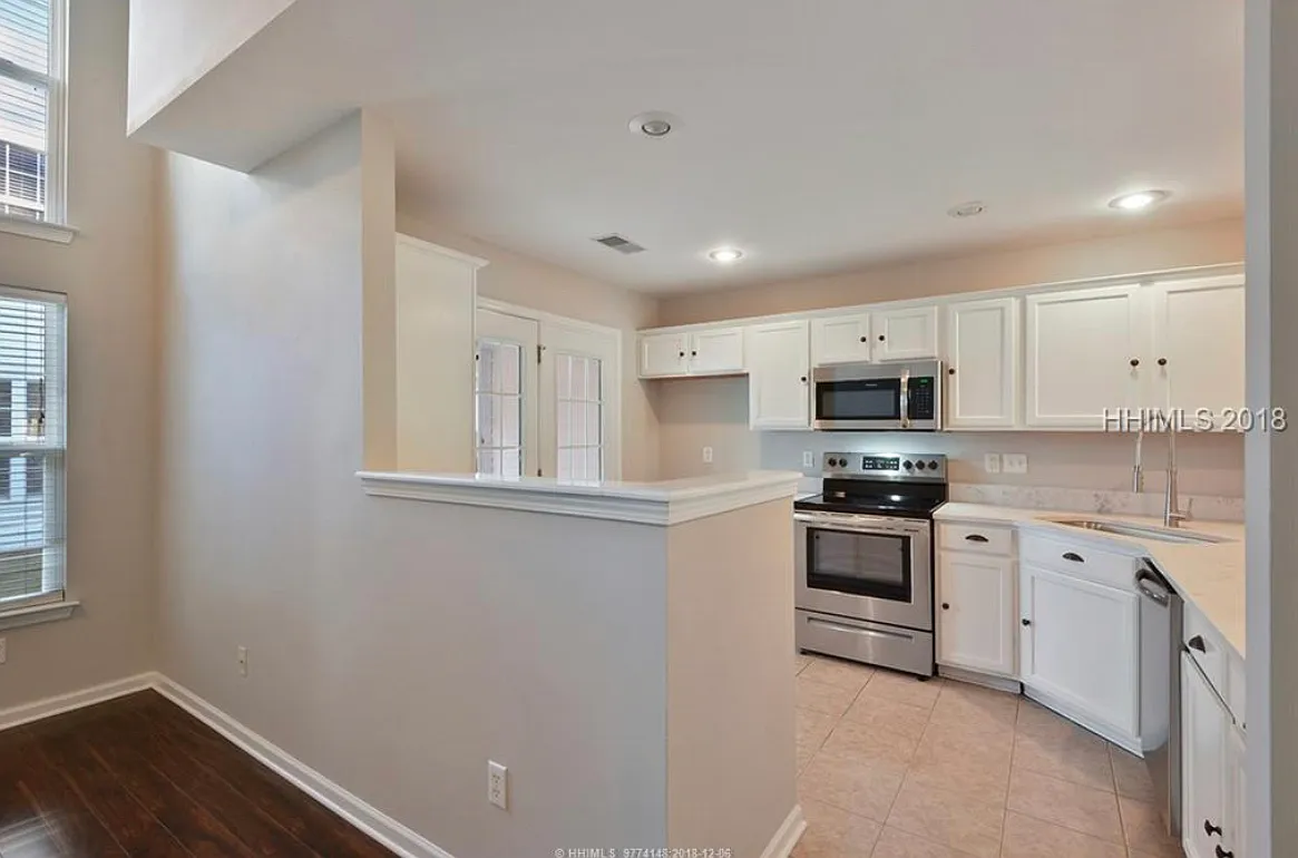 3 bed, 2.5 bath, 1550 sqft, $2,500 — Photo 3