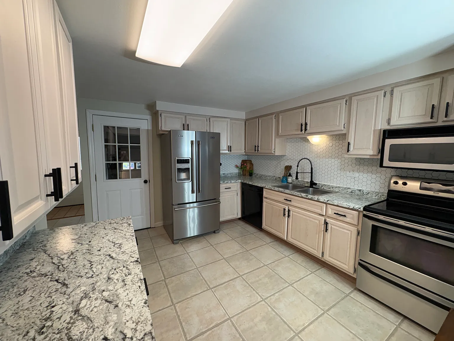 3 bed, 1254 sqft, $2,100 — Photo 3