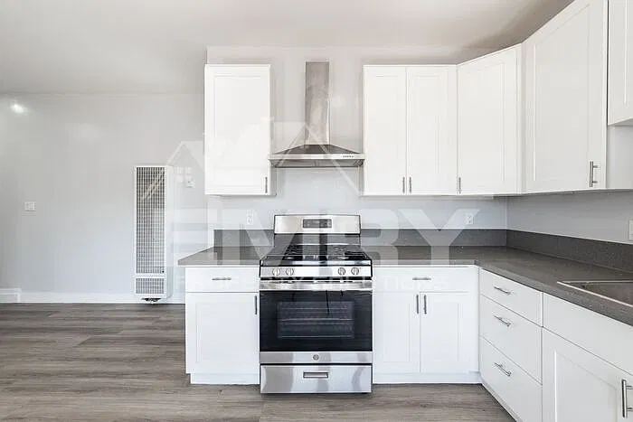 2 bed, 1.0 bath, $2,200 — Photo 4