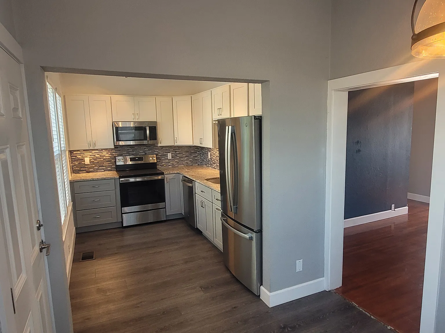 403 Earl St — Photo 3