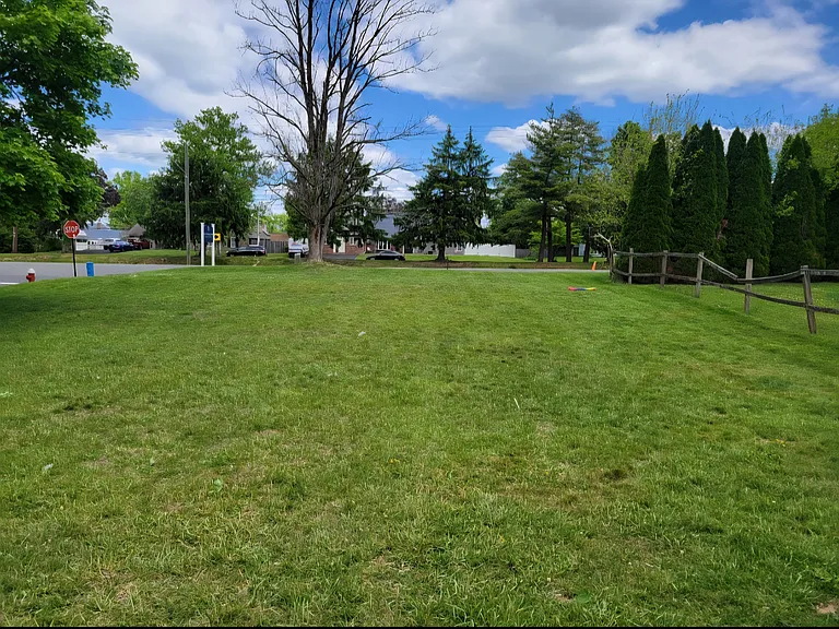 70 Sandybrooke Dr — Photo 4