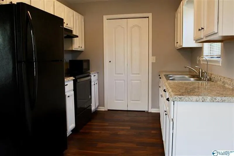 3 bed, 1.0 bath, 1117 sqft, $1,250 — Photo 3