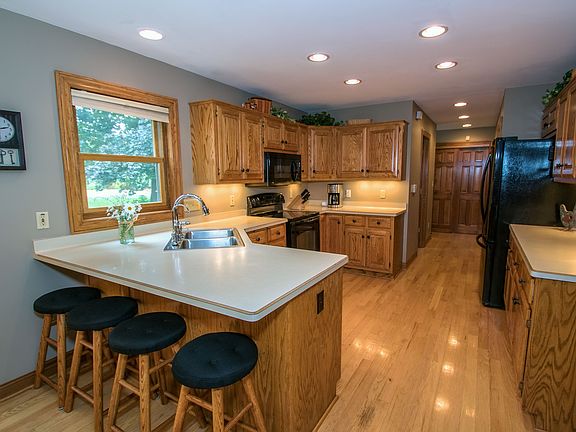 Kitchen w/ Snack Bar