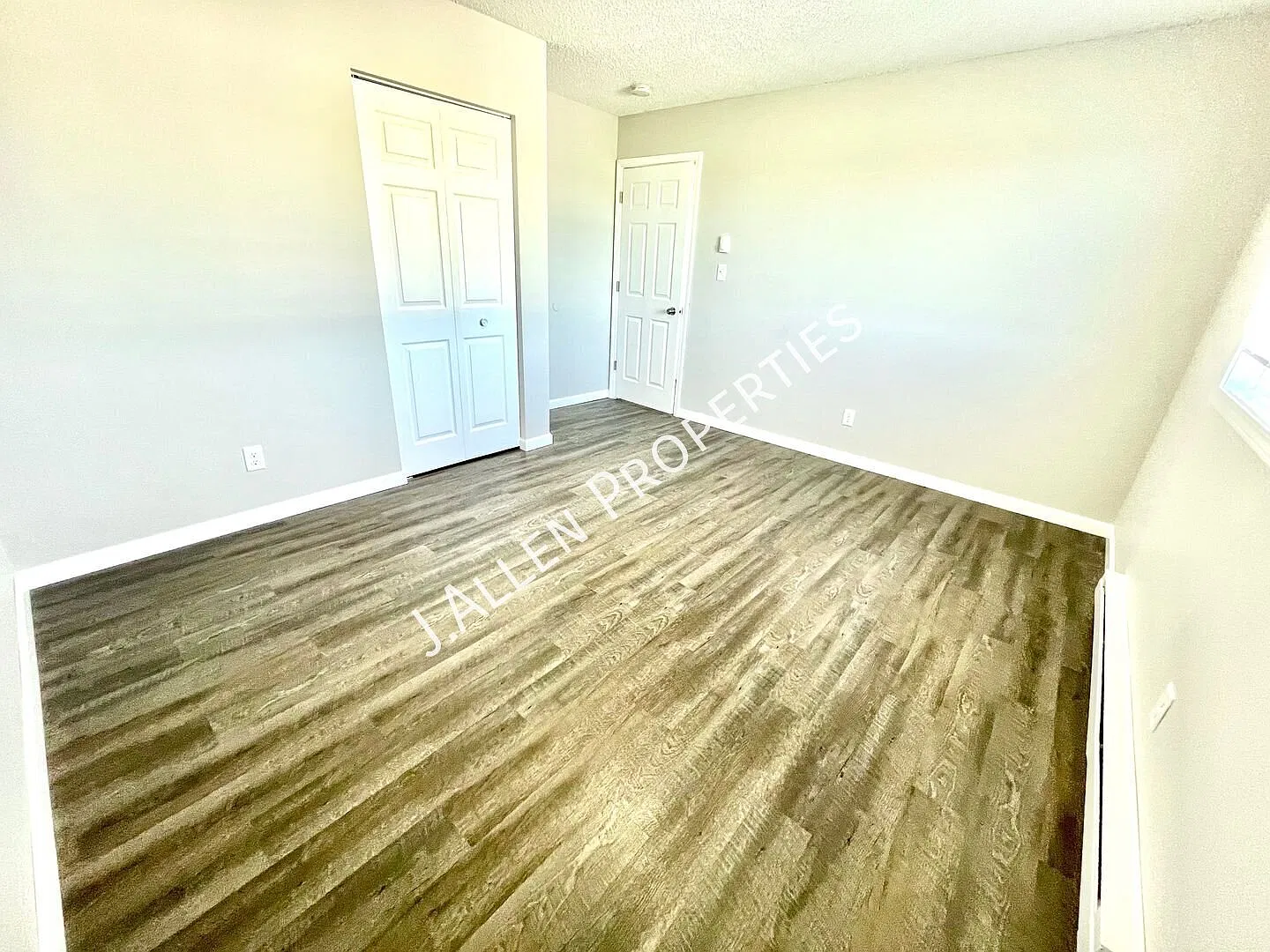 Modern, Renovated 2 bed — Photo 4