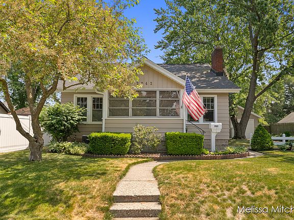 2nd image of 2042 Emerald Ave NE