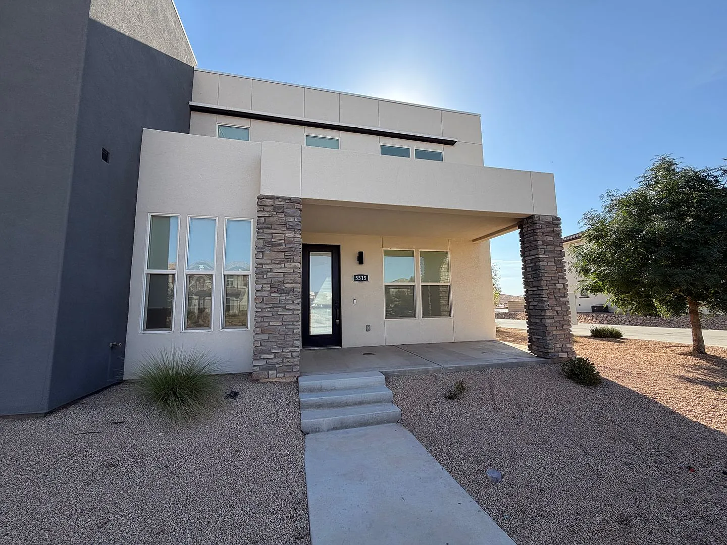 Spacious Home For Rent In Desert Color! — Photo 2