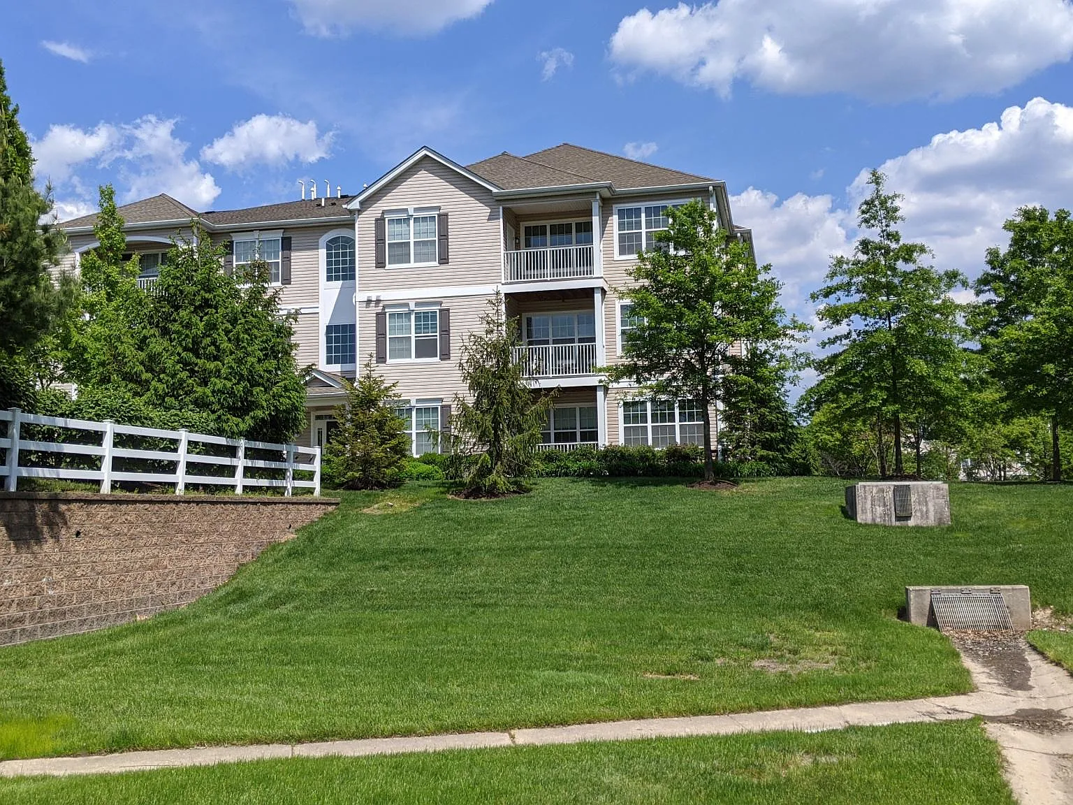 2 bed, 1446 sqft, $2,400 — Photo 3