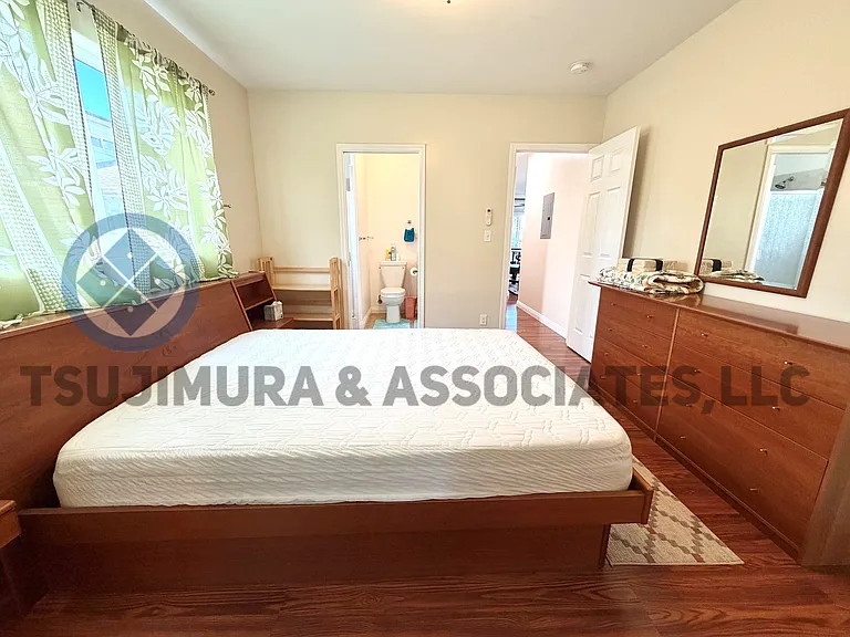 2323 E Manoa Rd — Photo 12