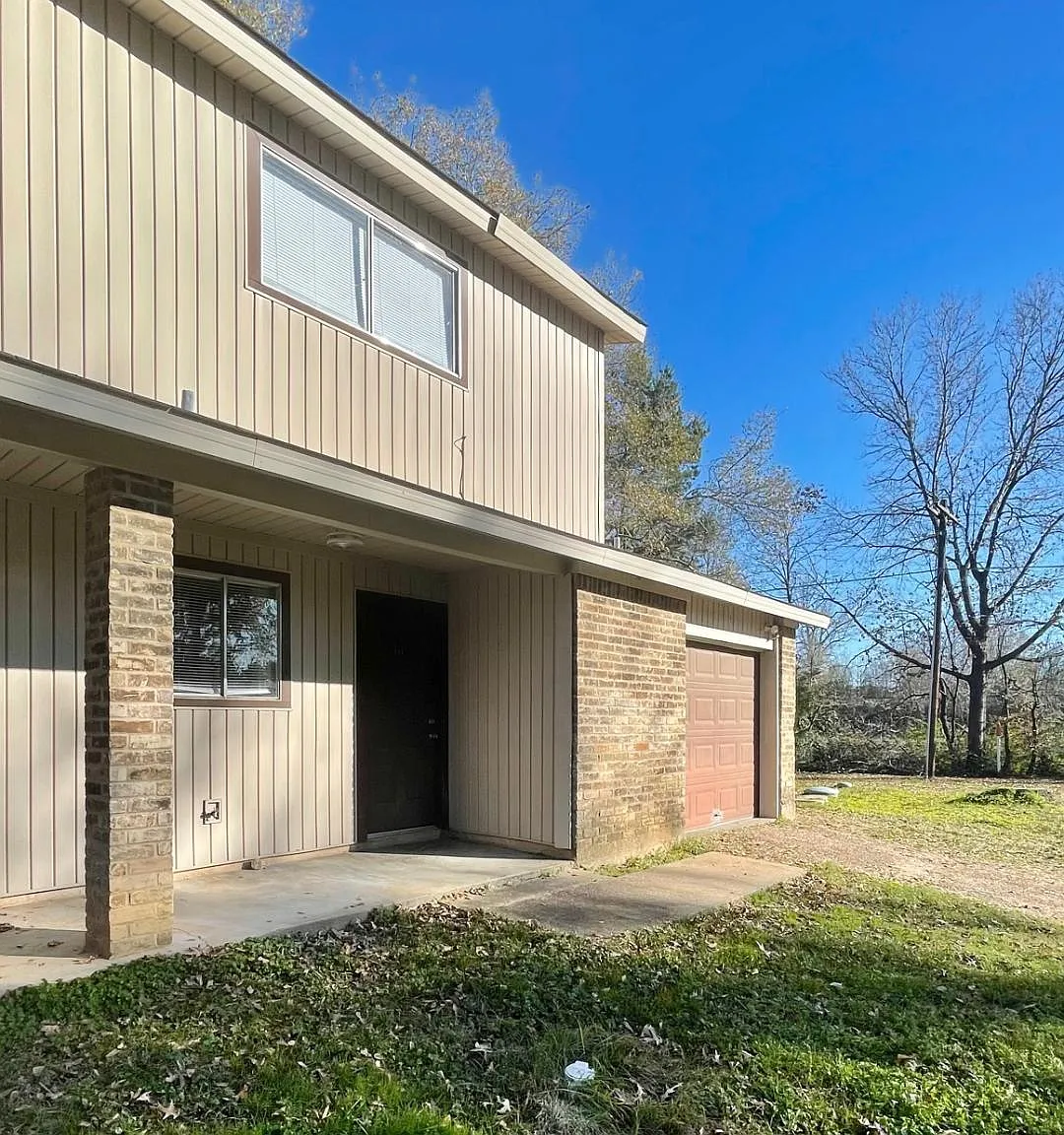 2 bed, 1.5 bath, 974 sqft, $1,050 — Photo 1