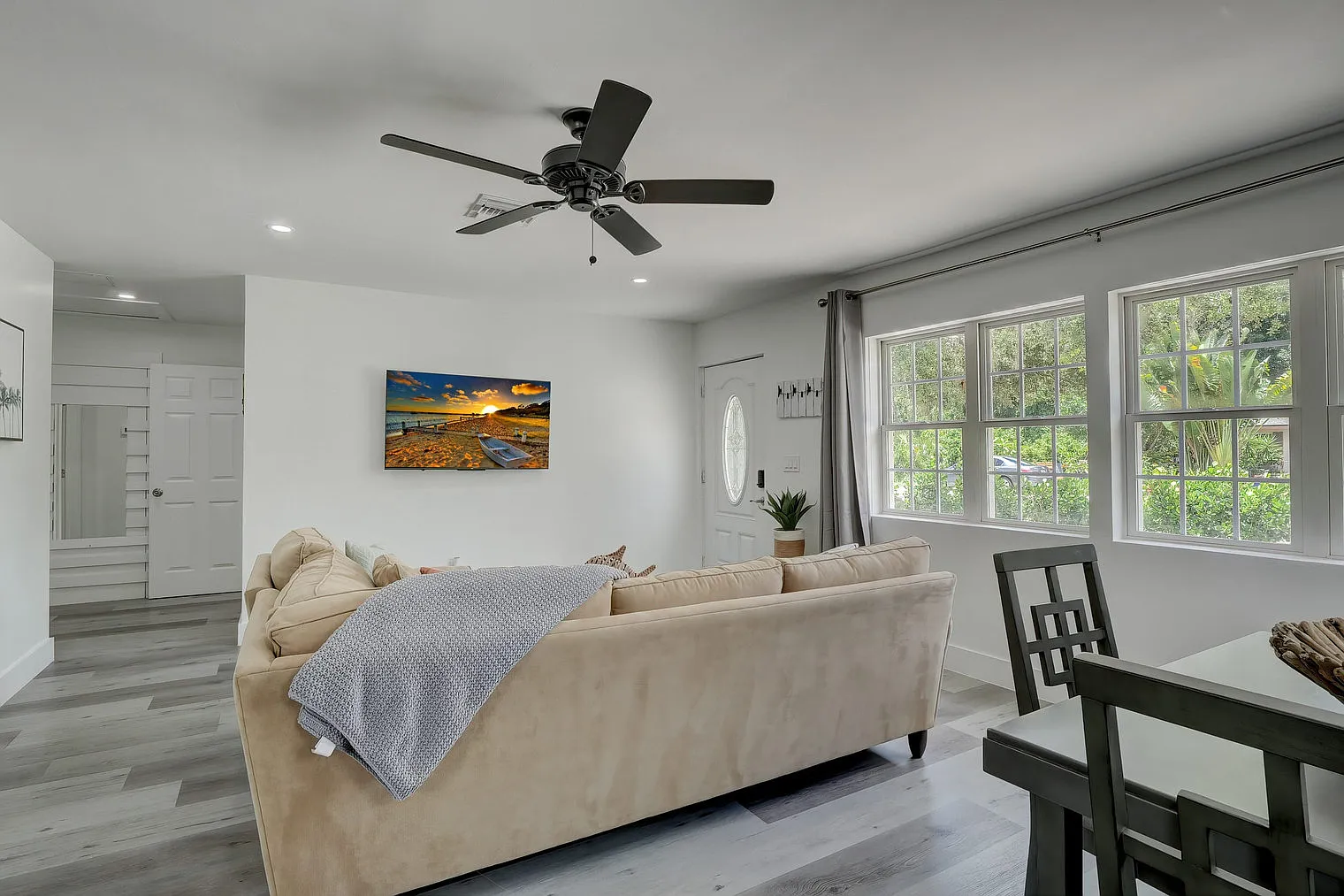 4 bed, 3.0 bath, 1033 sqft, $5,949 — Photo 2