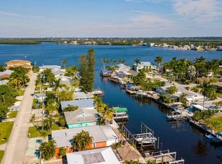 2621 Bridgeview St, Matlacha, FL 33993