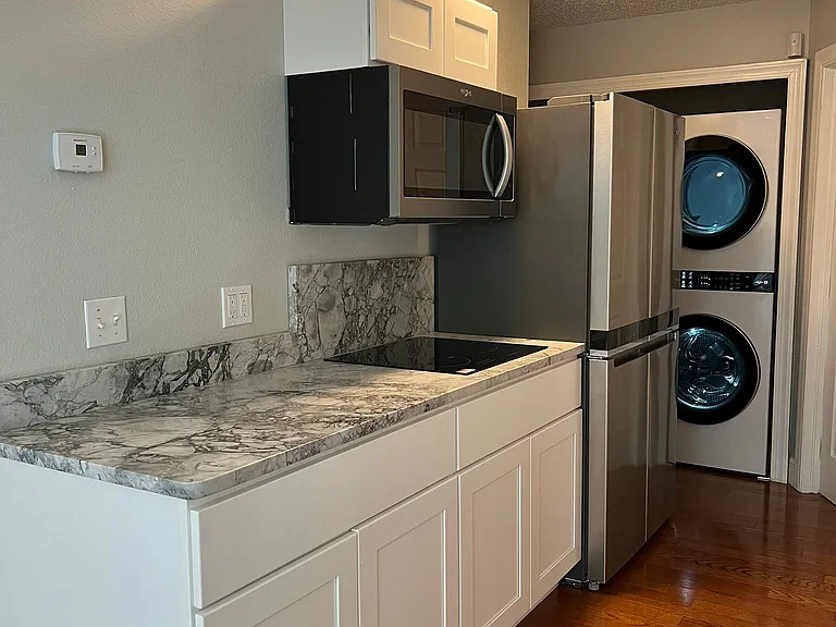 1041 Mayflower Ave — Photo 3