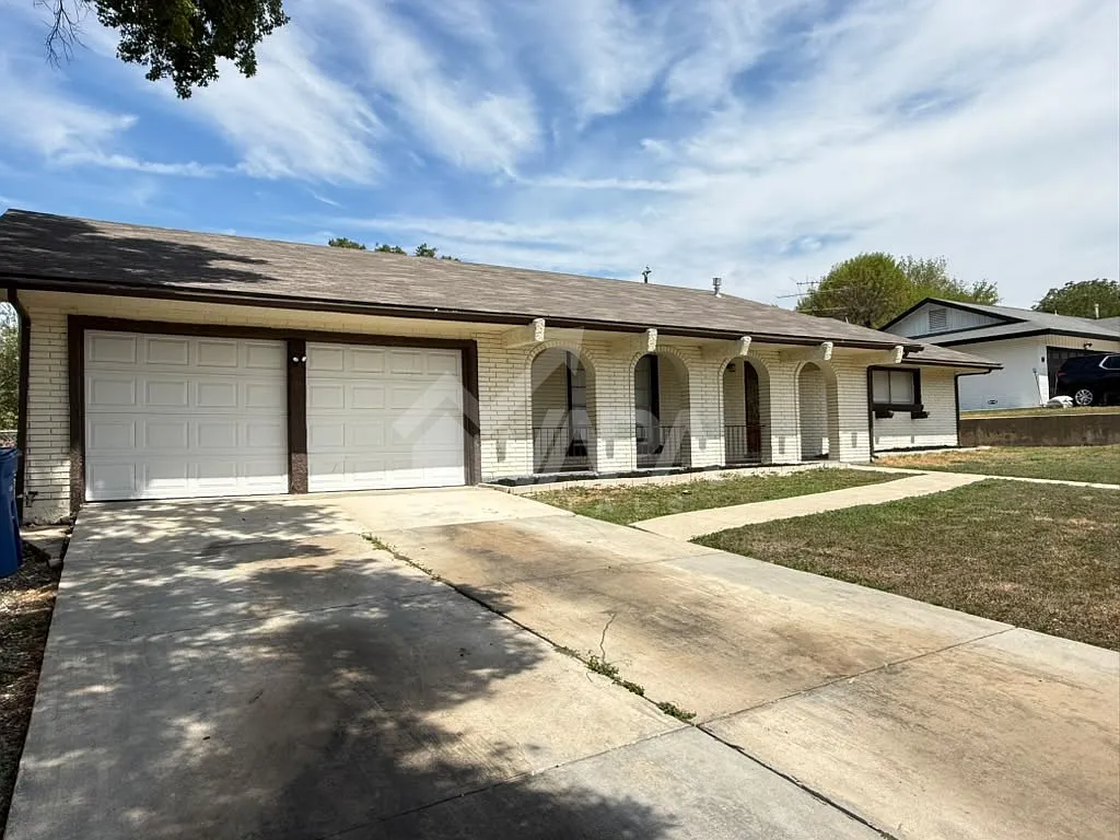 4 bed, 1971 sqft, $2,400 — Photo 2