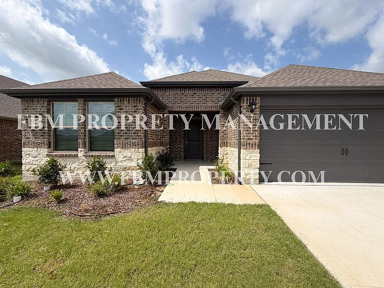 329 Thoroughbred St — Photo 2