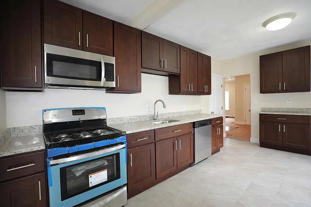 3 bed, 1.0 bath, 1700 sqft, $3,000 — Photo 1
